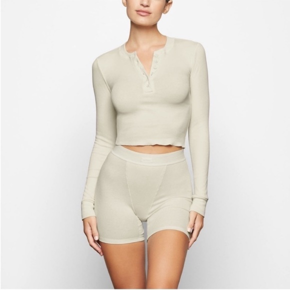 SKIMS Tops - NWT SKIMS Waffle Long Sleeve Crop Henley Bone size 4X